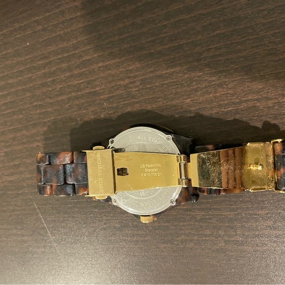 Michael Kors tortoise watch. - Picture 3 of 5